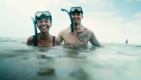 Couple-wearing-goggles-at-the-sea