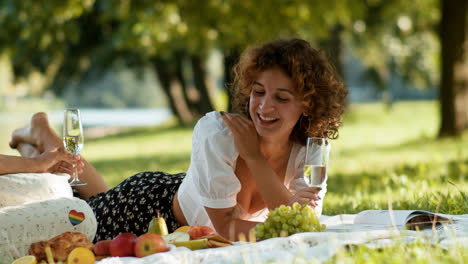 Woman-laughing-with-partner-in-the-park