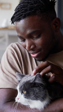 Dueño-De-Mascota-Con-Su-Gato