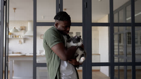 Pet-owner-holding-his-cat