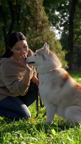 Tierbesitzerin-Küsst-Ihren-Hund