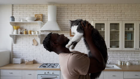 Haustierbesitzer-Mit-Seiner-Katze-In-Der-Küche
