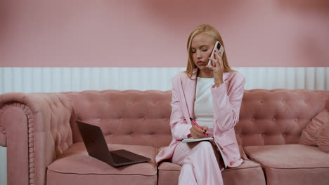 Blondes-Mädchen-Telefoniert-Und-Benutzt-Laptop