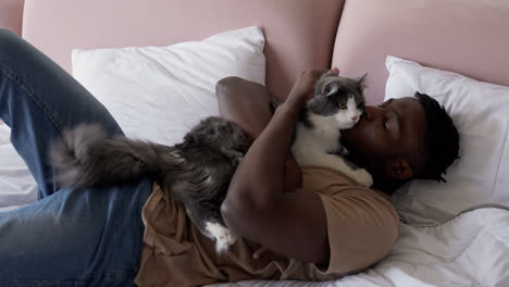 Haustierbesitzer-Mit-Seiner-Katze-Im-Bett