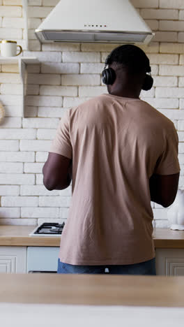 Man-preparing-meal-at-the-kitchen