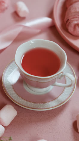 Tasse-Tee-Auf-Rosa-Tisch