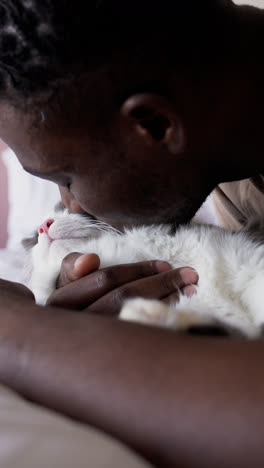 Dueño-De-Una-Mascota-Con-Su-Gato-En-La-Cama