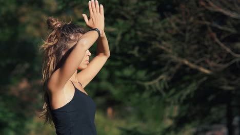 Junge-Frau-Meditiert-Durch-Yoga-Pose-Am-Hügel
