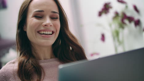 Mujer-Feliz-Riendo-Mirando-La-Computadora-Portátil-En-Casa