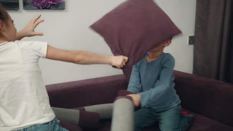 Kids-fighting-with-pillows-at-home