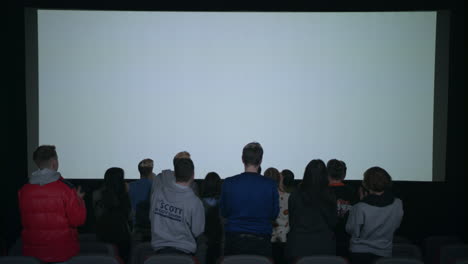 Spectators-applauding-at-the-end-of-the-film