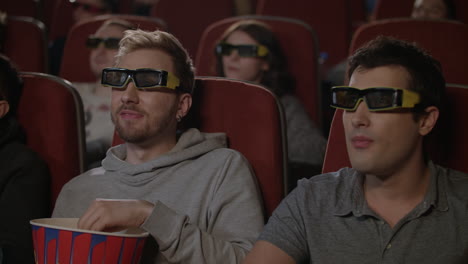 Zwei-Männer-Mit-3D-Brille-Schauen-Sich-Einen-Film-Im-Kino-An