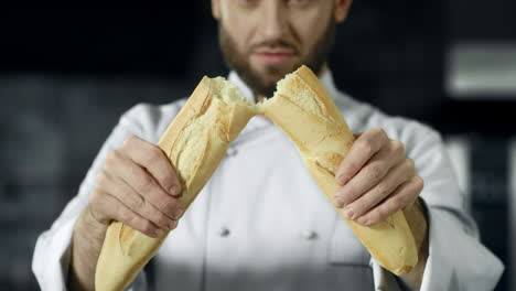 Koch-Bricht-Französisches-Brot-In-Zeitlupe