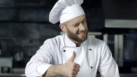 Chef-Hombre-Posando-En-Cocina-Profesional