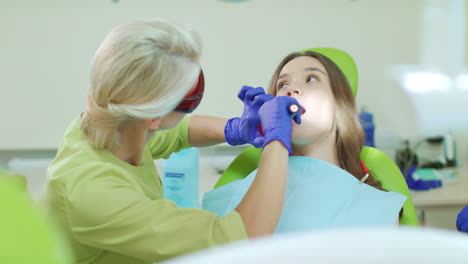 Junge-Frau-Mit-Offenem-Mund-Während-Des-Zahnärztlichen-Eingriffs