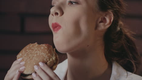 Hungrige-Frau,-Die-Burger-Isst