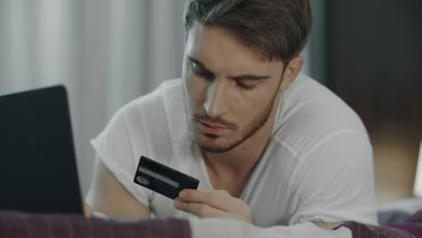 Mann-Nutzt-Kreditkarte-Für-Online-Zahlung