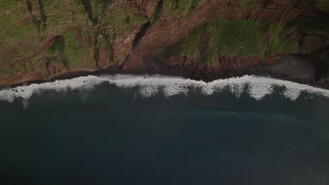 Vista-Aérea-Con-Un-Dron-De-Costa-Escarpada-Con-Olas-Y-Acantilados-En-Madeira