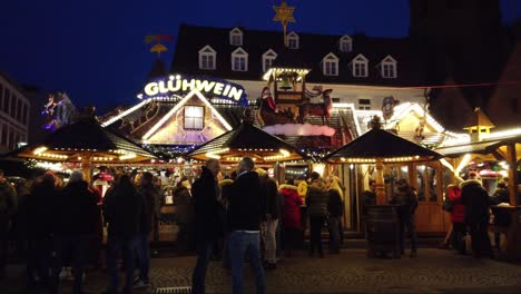 People-drinking-wine-at-christmas-market-at-night