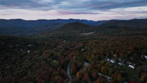Vasto-Paisaje-De-Montañas-Forestales-Otoñales-Cerca-De-La-Ciudad-De-Stowe-En-Vermont,-Estados-Unidos