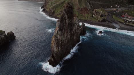 Luftdrohnenaufnahme-Einer-Klippe-Am-Meer-Mit-Wellen,-Die-Auf-Madeira-Krachen