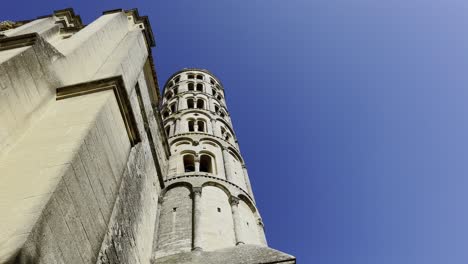 Großer-Runder-Historischer-Steinturm-Mit-Großen-Fenstern-Im-Sonnenschein-Frankreichs