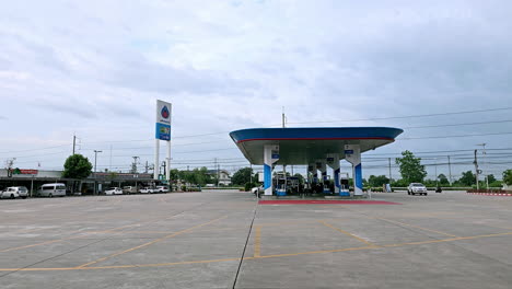 Ein-Pick-up-Truck-Fährt-In-Einer-Tankstelle-In-Richtung-Des-Supermarkts-In-Pattay,-Provinz-Chonburi,-Thailand