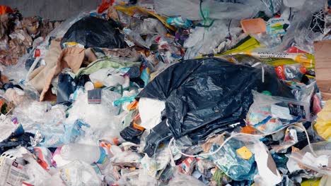 Abfall-In-Einem-Zerrissenen-Müllsack-Hinterlässt-Viel-Müll-In-Einem-Müllhaufen