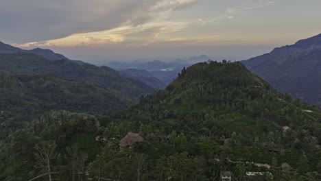 Ella-Sri-Lanka-Luftaufnahme-V13-Filmische-Drohne-überflug-Von-Hügel-resort-hotels,-Die-Die-üppige-Grüne-Landschaft-Des-Zentralen-Hochlandes-Im-Morgengrauen-Mit-Dem-Kleinen-Adams-Gipfel-Einfangen-–-Aufgenommen-Mit-Mavic-3-Cine-–-April-2023
