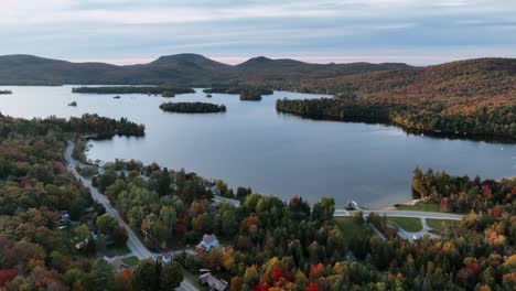 Tranquil-Scenery-Of-Blue-Mountain-Lake-In-New-York,-United-States---Aerial-Shot