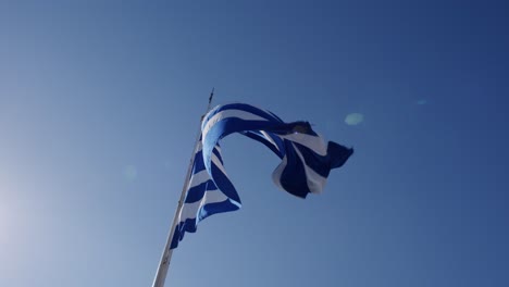 Bandera-Griega-Ondeando-En-El-Viento,-Cielo-Despejado-E-Imagen-De-Bandera