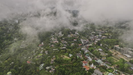 Ella-Sri-Lanka-Luftaufnahme-V21-Drohnenüberflug-über-Das-Stadtzentrum,-Fliegen-Sie-Durch-Flauschige-Wolken-Und-Fangen-Sie-Hügelige-Resorthotels-In-Hügeligem-Gelände-Und-üppiger-Berglandschaft-Ein-–-Aufgenommen-Mit-Mavic-3-Cine-–-April-2023