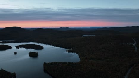 Sonnenaufgang-über-See-Und-Wald-In-Adirondack,-New-York,-USA