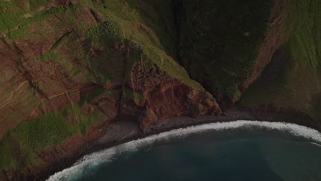 Luftaufnahme-Mit-Einer-Drohne-Der-Zerklüfteten-Küste-Mit-Wellen-Und-Klippen-Auf-Madeira