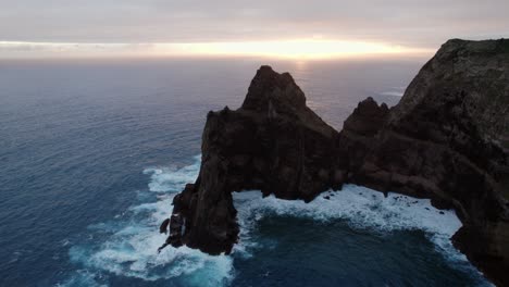 Drone-Volando-Sobre-El-Océano-Azul-Mientras-Contempla-Un-Acantilado-Al-Atardecer-En-Madeira,-Ponta-Do-Rosto