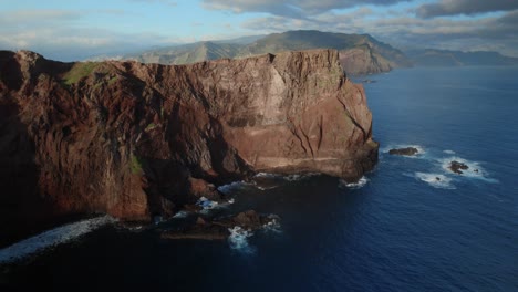 Drohne-Fliegt-über-Den-Ozean-Und-Sieht-Einen-Panoramablick-Auf-Hoch-Aufragende-Meeresklippen-Vor-Einem-Ruhigen-Ozean