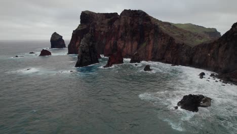 Luftaufnahme-Der-Schroffen-Küstenklippen-Vor-Stürmischem-Himmel-Auf-Madeira