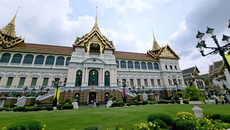 Schwenk-Von-Rechts-Nach-Links-Vor-Der-Maha-Phrasat-Thronhalle-Im-Großen-Palast-Von-Wat-Phra-Kaew,-Einem-Touristenziel-In-Bangkok,-Thailand