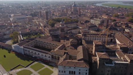 Amazing-establishing-shot-of-historical-old-town-of-Mantua,-Palace-Ducale