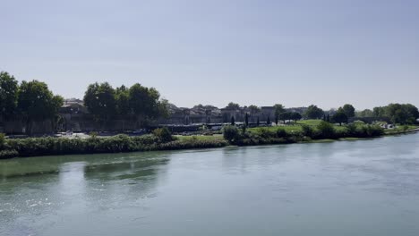 Stadt-Avignon-Am-Fluss-Bei-Gutem-Wetter