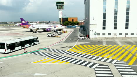 Escena-Del-Aeropuerto-Con-Cruce-De-Autobuses-Y-Aviones.