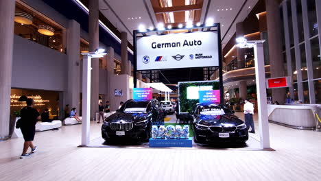 Deutsche-Automobile-Werden-Für-Eine-Autoshow-In-Der-Lobby-Eines-Einkaufszentrums-In-Bangkok,-Thailand,-Ausgestellt