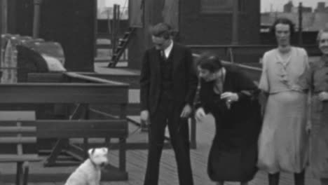 Mujeres-Y-Un-Hombre-Con-Su-Perro-En-Un-Muelle-De-Nueva-York-En-La-Década-De-1930.