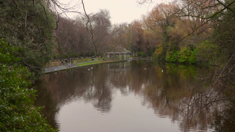 Lago-Durante-El-Invierno-En-St-Stephen&#39;s-Green&#39;s-En-Un-Día-Frío