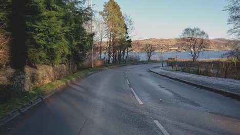 Toma-En-Primera-Persona-Conduciendo-Por-Pueblos-De-Las-Tierras-Altas-De-Escocia-Que-Revela