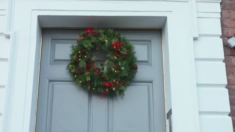 Corona-De-Navidad-En-La-Puerta-De-Entrada-Blanca-De-La-Casa-Típica-De-Dublín