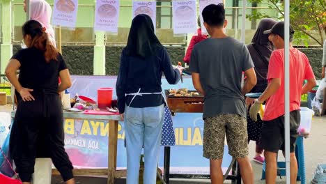 Los-Comerciantes-De-Alimentos-Atienden-A-Los-Compradores-Que-Acuden-A-Sus-Puntos-De-Venta.