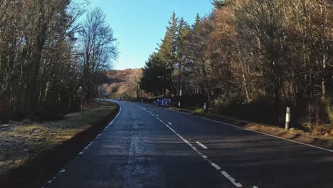 Toma-En-Primera-Persona-Conduciendo-Por-Una-Carretera-Hacia-La-Isla-De-Skye-Pasando-Coches