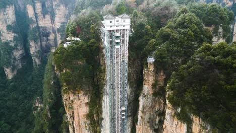 Ascensor-Bailong-En-El-Parque-Nacional-Zhangjiajie,-China_-Disparo-De-Drone