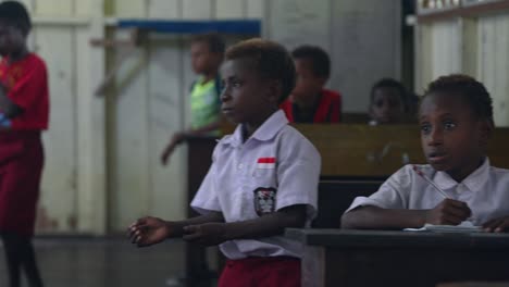 Los-Niños-Están-Felices-Y-Centrados-En-Situaciones-De-Aprendizaje-En-Las-Clases-De-La-Escuela-Primaria-En-Papúa,-Indonesia.